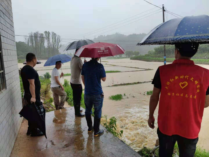 暴雨来袭——大祥区干部群众奋战防汛抢险一线，全力做好防汛抗灾工作(图8)